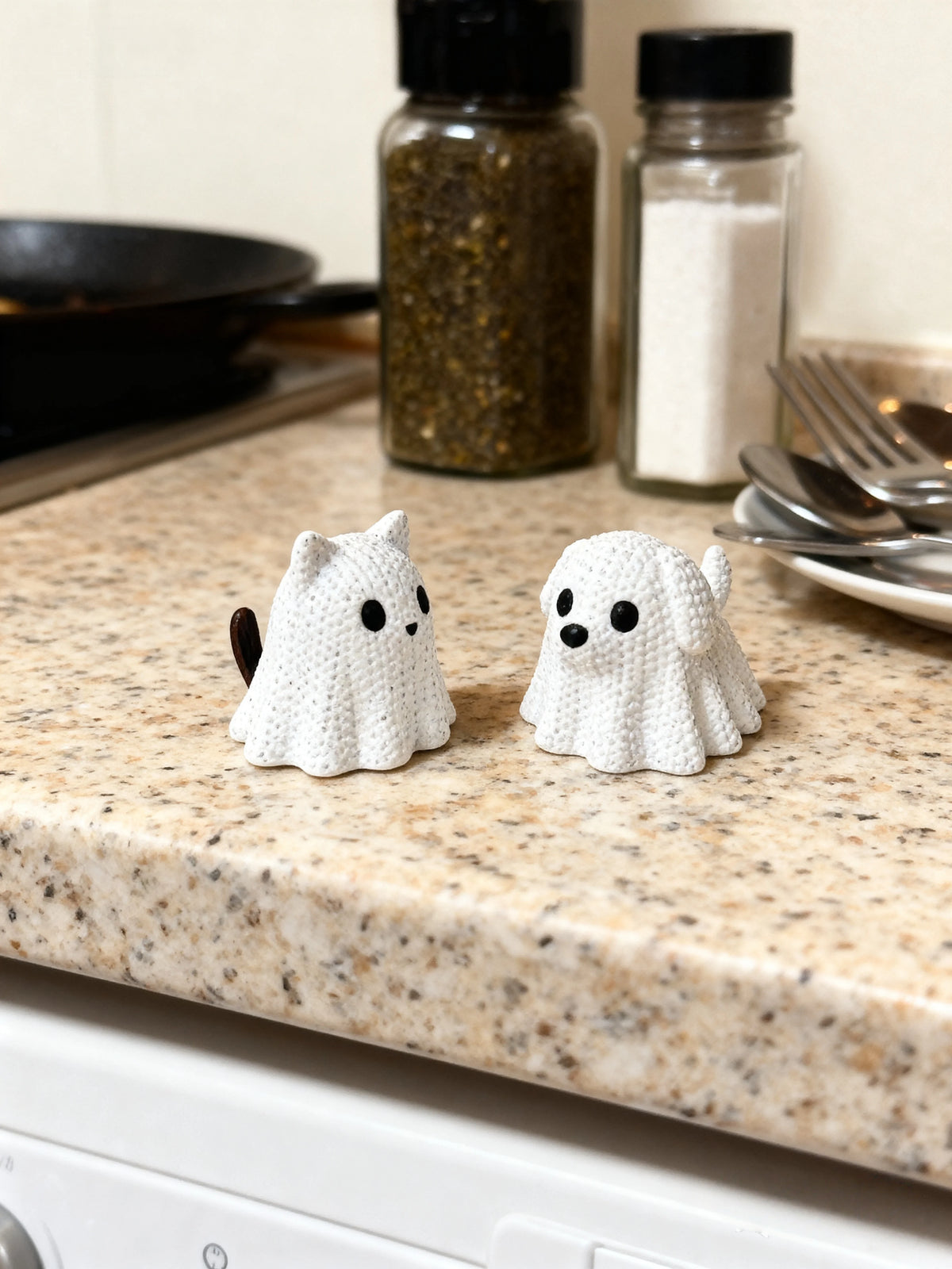2 pieces - Ghost Cat and Ghost Dog holiday statue decorations, made of plastic, Halloween gifts, funny birthday presents, desktop decorative ornaments, party favor fillers